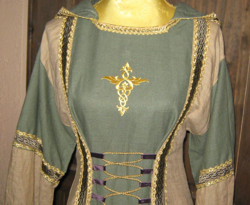 Schnrkleid mit Kapuze