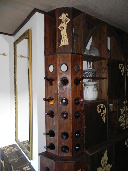 Selbstgebautes Weinregal